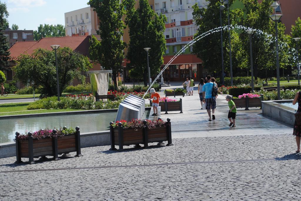 Family Apartman Дьюла Экстерьер фото